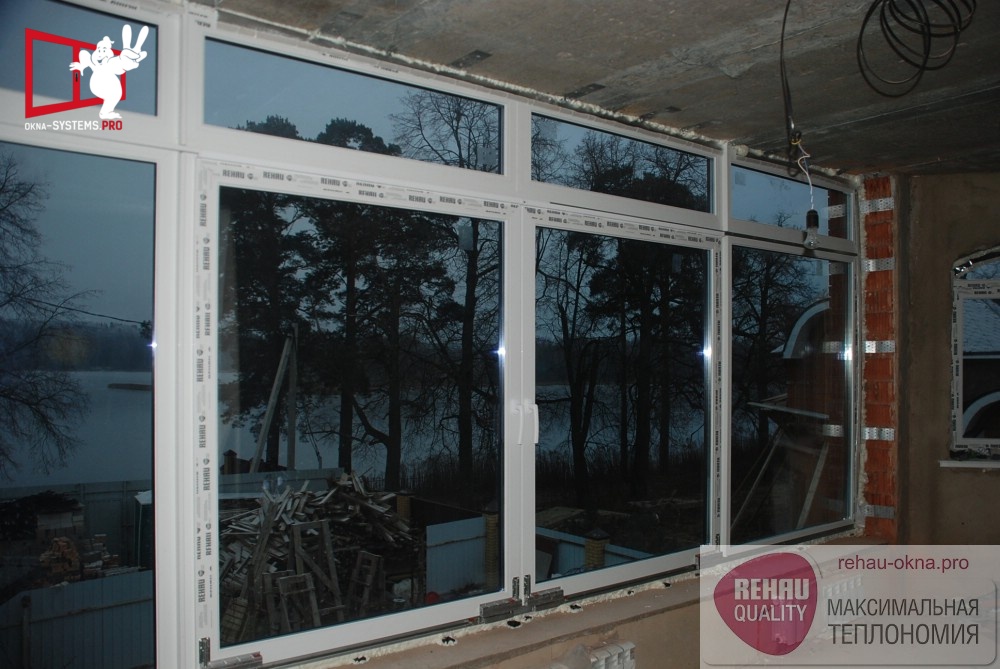 Панорамное остекление коттеджа пластиковыми окнами Рехау